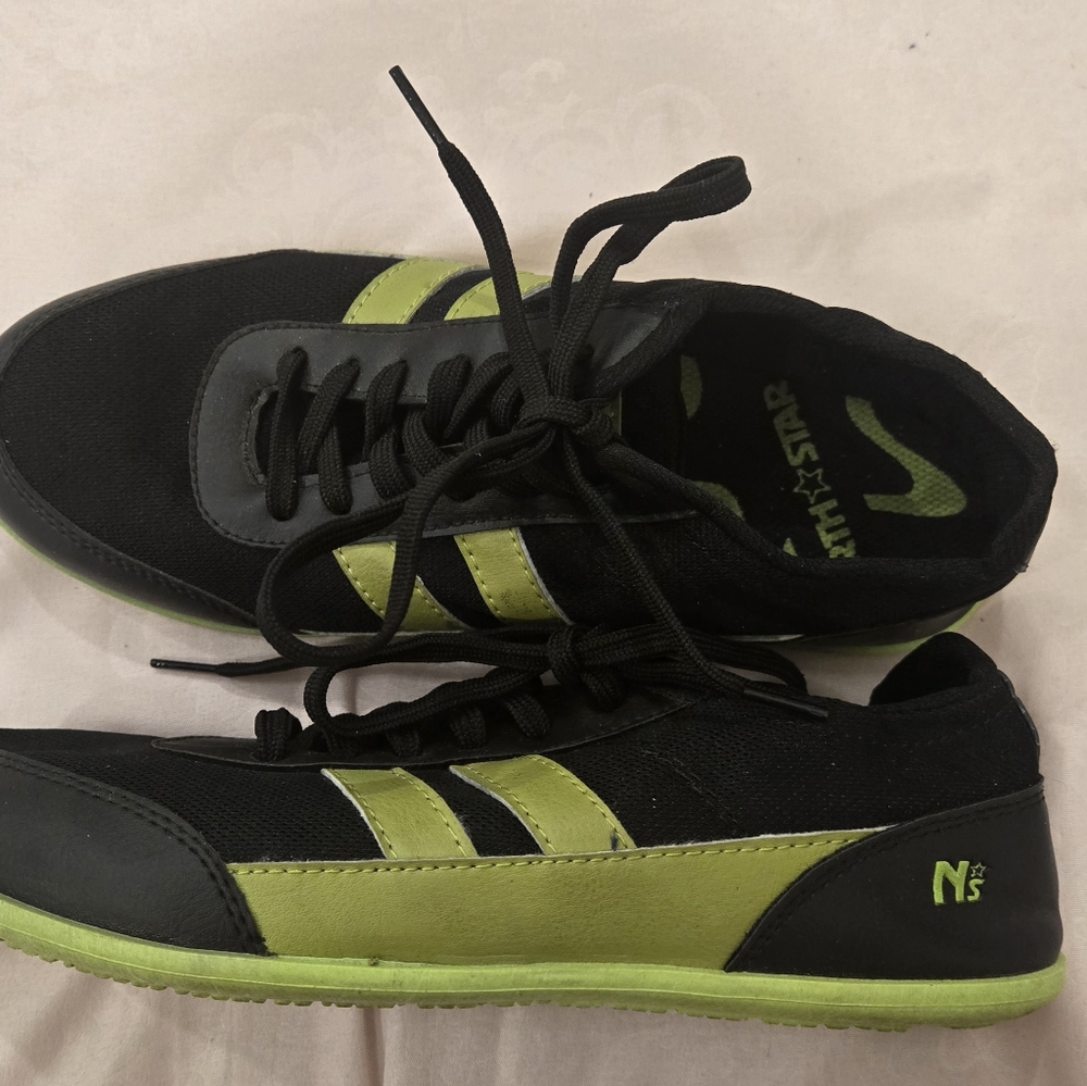 Black and Green Athletic Shoes with Dynamic Design - Picture 2 of 7